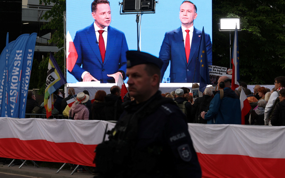 Debata w TVP. Wyborcy rafała Trzaskowskiego i Karola Nawrockiego przed budynkiem TVP, 23 maja