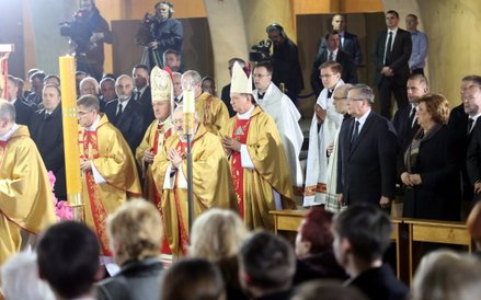 Prezydent Bronisław Komorowski z małżonką Anną, marszałek Sejmu Radosław Sikorski, minister spraw za