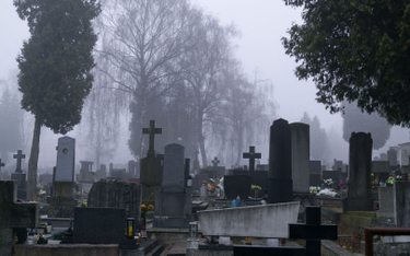 Sondaż: Zamknąć cmentarze? Więcej Polaków przeciw niż za