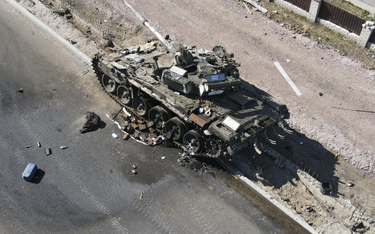 Zniszczony rosyjski czołg, fotografia z obwodu kijowskiego opublikowana 20 marca