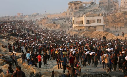 Kolejka Palestyńczyków po pomoc humanitarną w mieście Bajt Lahija na północy Strefy Gazy, 17 czerwca