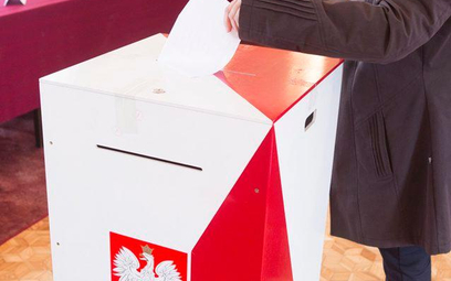 Karty do głosowania w wyborach i referendum będą spięte? Jest komunikat PKW