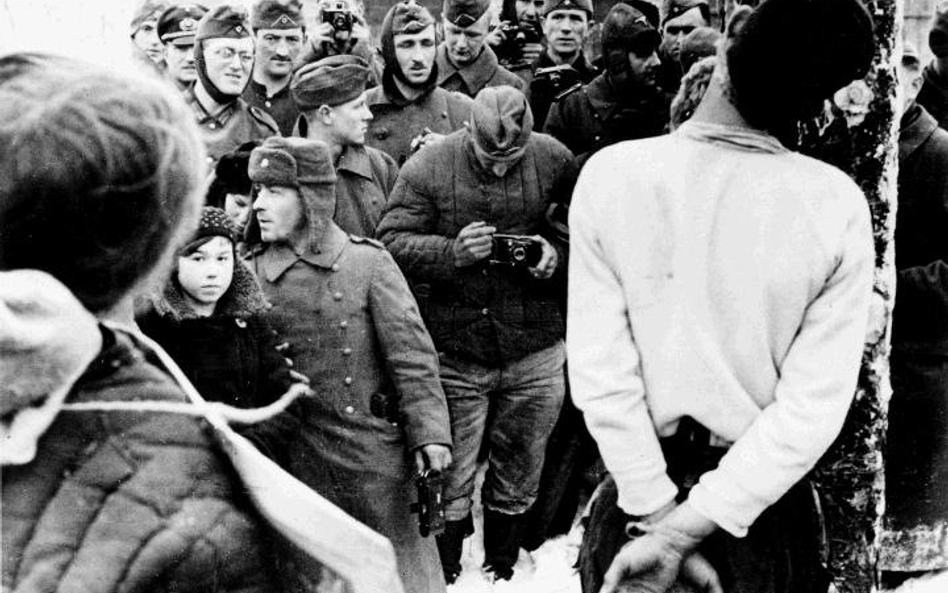 Rosja 1942 r. Dwóch powieszonych partyzantów i sześciu amatorów fotografii