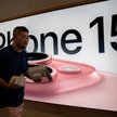 Problem z iPhone`m 15 może zagrozić telefonom premium Apple, „dojnej krowie” niezbędnej dla zysków g