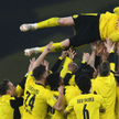 Dla Łukasza Piszczka (u góry, podrzucany po meczu przez kolegów z zespołu) to ósme trofeum w barwach