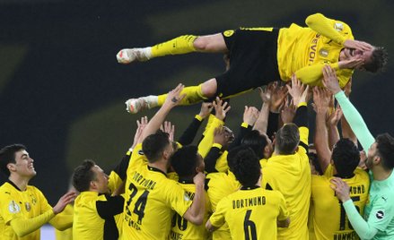 Dla Łukasza Piszczka (u góry, podrzucany po meczu przez kolegów z zespołu) to ósme trofeum w barwach