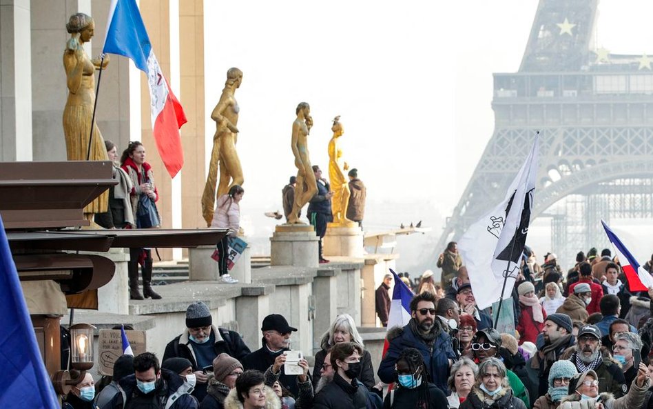 Paryż, 15 stycznia. Protesty przeciwko szczepieniom i paszportom covidowym