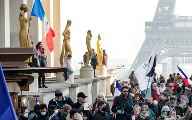 Paryż, 15 stycznia. Protesty przeciwko szczepieniom i paszportom covidowym