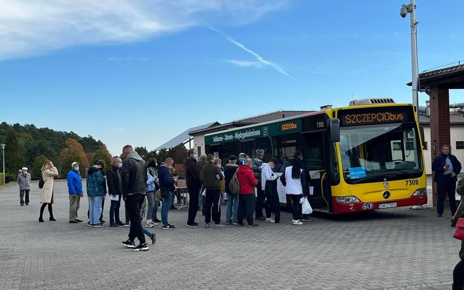 W niedzielę we wrocławskim szczepciobusie przy Cmentarzu Kiełczowskim zaszczepiło się 140 osób. W po