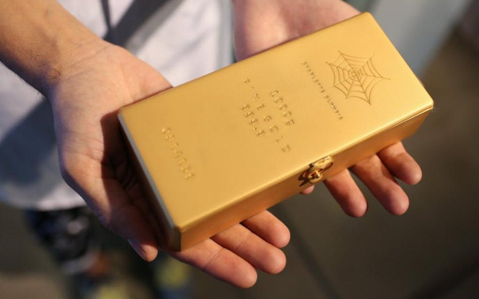 Mocny dolar spycha ceny kruszców