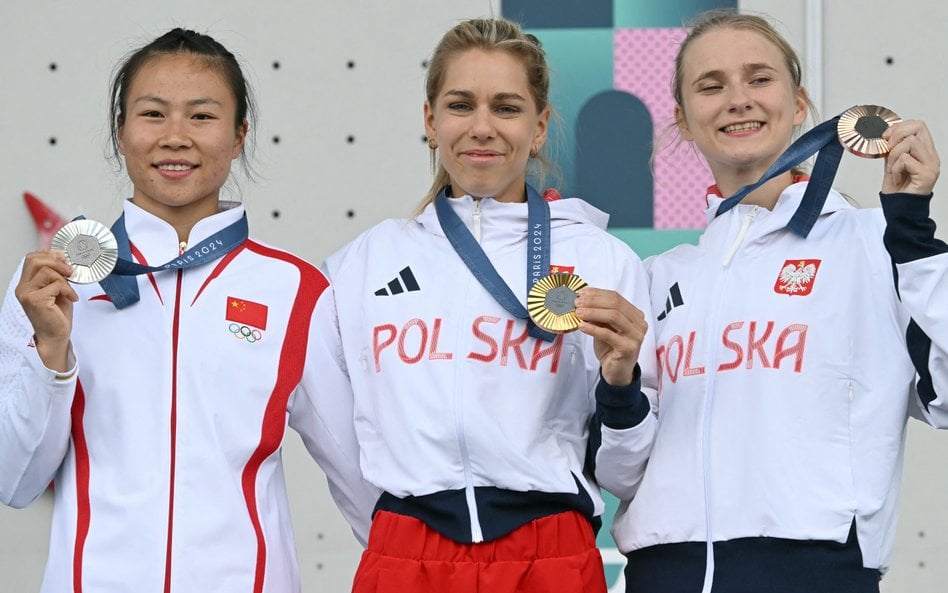 Srebrna medalistka Chinka Deng Lijuan (z lewej), złota medalistka Polka Aleksandra Mirosław i brązow