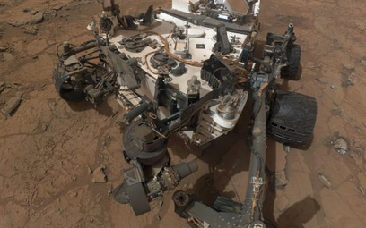Autoportret Curiosity sporządzony z wielu zmontowanych ze sobą zdjęć z kamer na wysięgniku