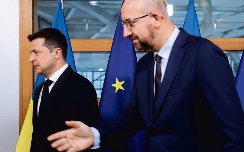 Prezydent Ukrainy Wołodymyr Zełenski (z lewej) i przewodniczący Rady Europejskiej Charles Michel prz