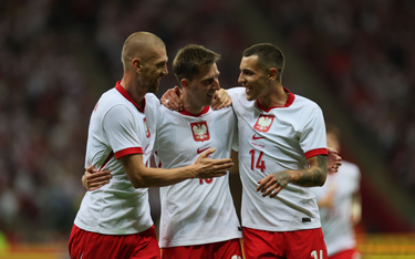 Piłkarze reprezentacji Polski (od lewej): Bartosz Salamon, Taras Romanczuk i Jakub Kiwior cieszą się