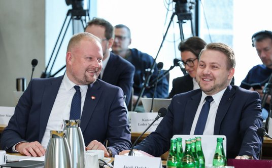 Posłowie Witold Zembaczyński (L) i Jacek Ozdoba (P) podczas posiedzenia komisji śledczej ds. Pegasus