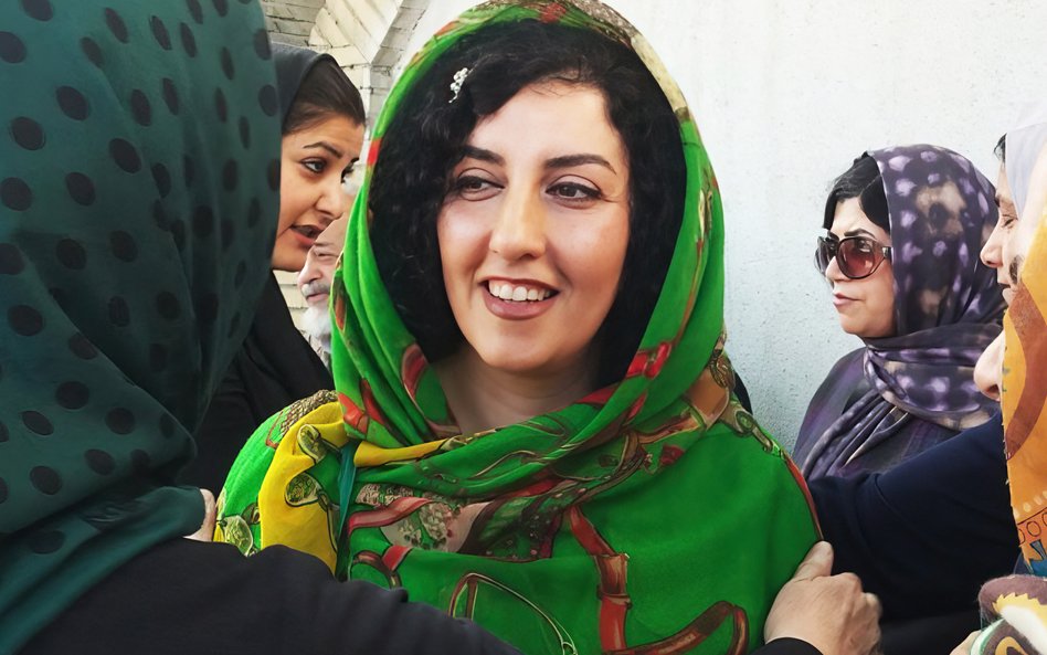 Narges Mohammadi działa na rzecz praw człowieka, przebywając w więzieniu.