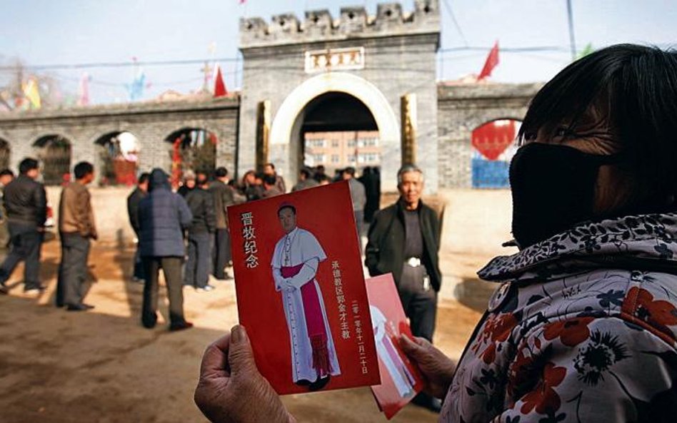 Wierni w Chengde chętnie fotografują się ze zdjęciem wyświęconego biskupa. Watykan jest oburzony
