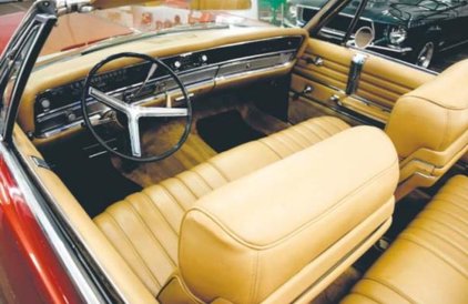 Ma wspomaganie i regulację kierownicy, wspomaganie hamulców, elektryczne fotele, elektrycznie rozkła