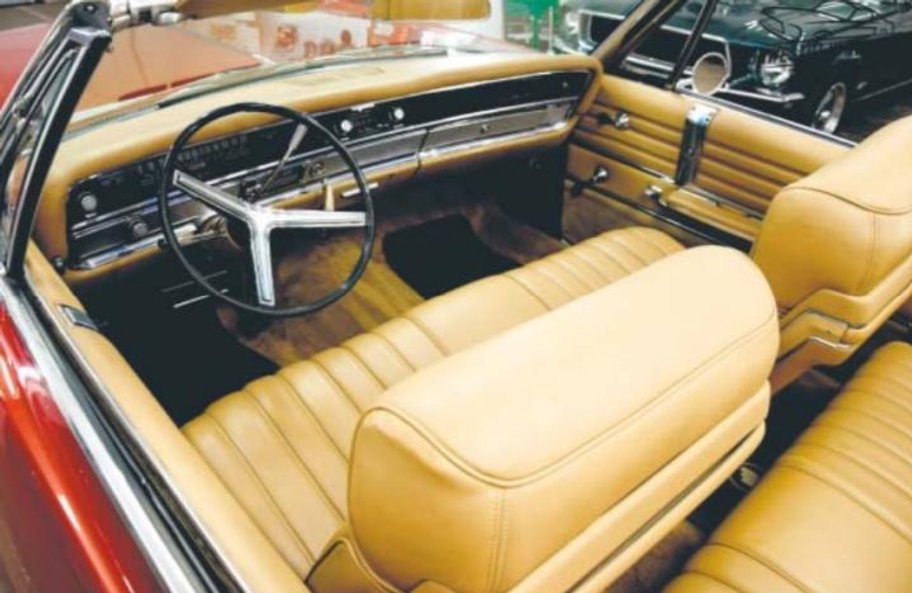 Ma wspomaganie i regulację kierownicy, wspomaganie hamulców, elektryczne fotele, elektrycznie rozkła