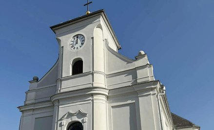 Krzywy kościół w Karwinie przechylony o 6,8 stopnia na południe, co czyni go bardziej nachylonym od 