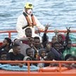 Migranci z Afryki Subsaharyjskiej wysiadają z łodzi w porcie Arrecife na Wyspach Kanaryjskich po tym