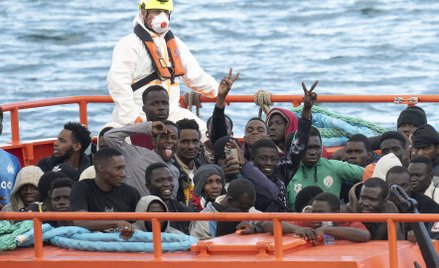 Migranci z Afryki Subsaharyjskiej wysiadają z łodzi w porcie Arrecife na Wyspach Kanaryjskich po tym