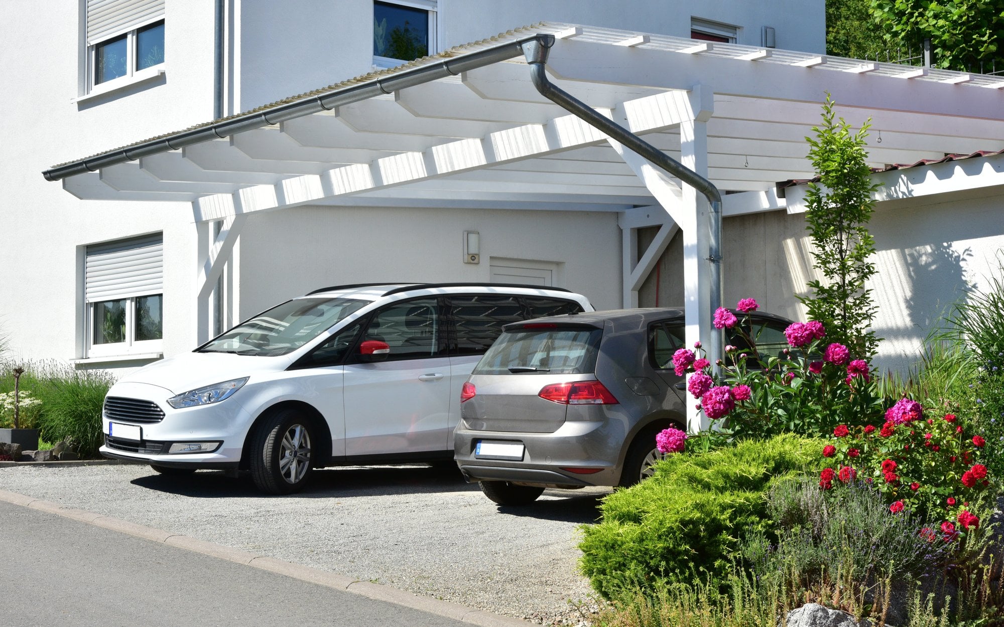 Właściciele nieruchomości masowo łamią prawo. Chodzi o wiaty samochodowe