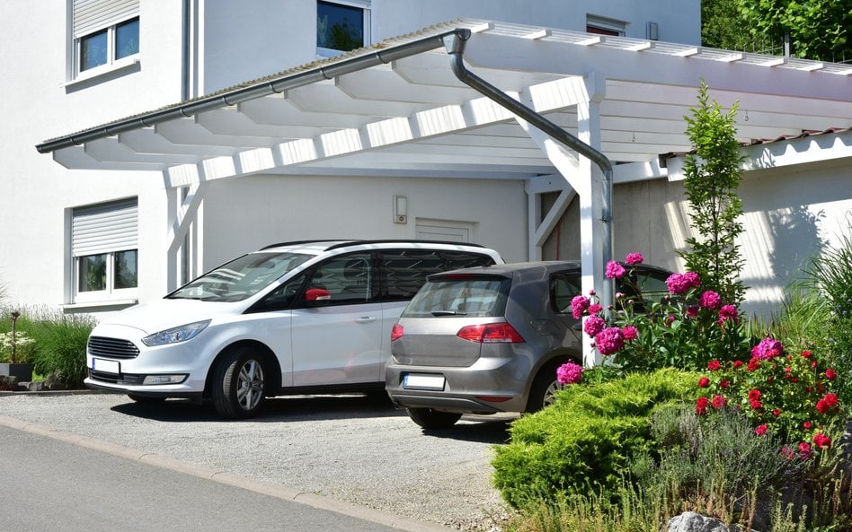 Budowa wiaty samochodowej na działce a prawo budowlane