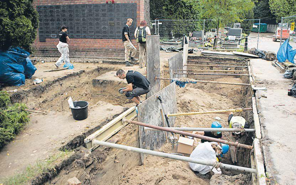 Na przełomie lipca i sierpnia wykopano na Powązkach szczątki 111 osób