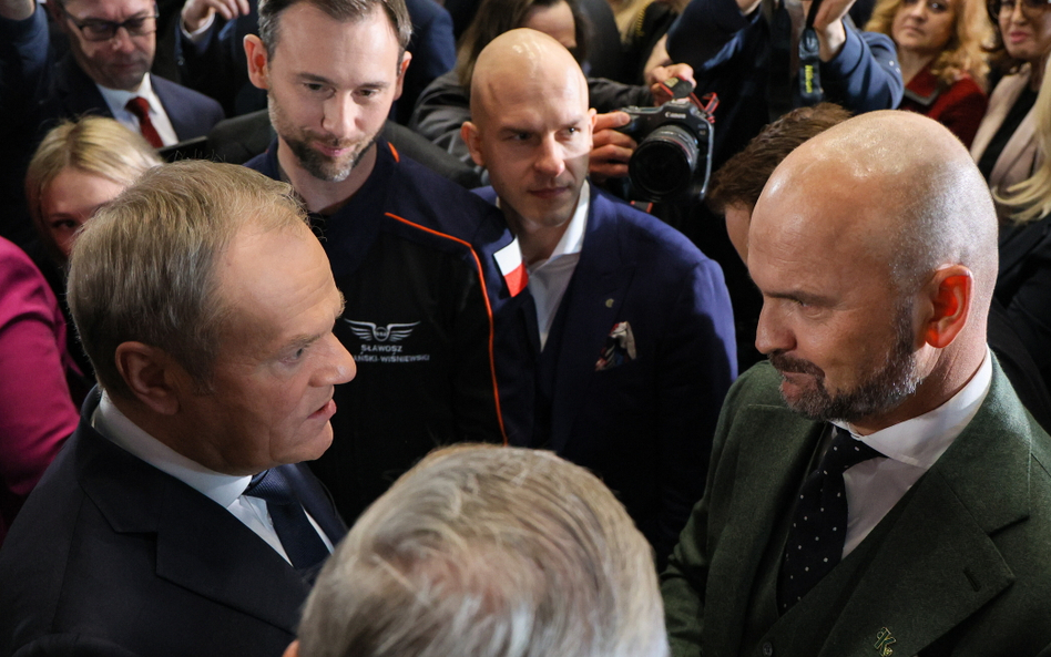 Premier Donald Tusk (L), astronauta Sławosz Uznański-Wiśniewski (2L) oraz przedsiębiorca Rafał Brzos