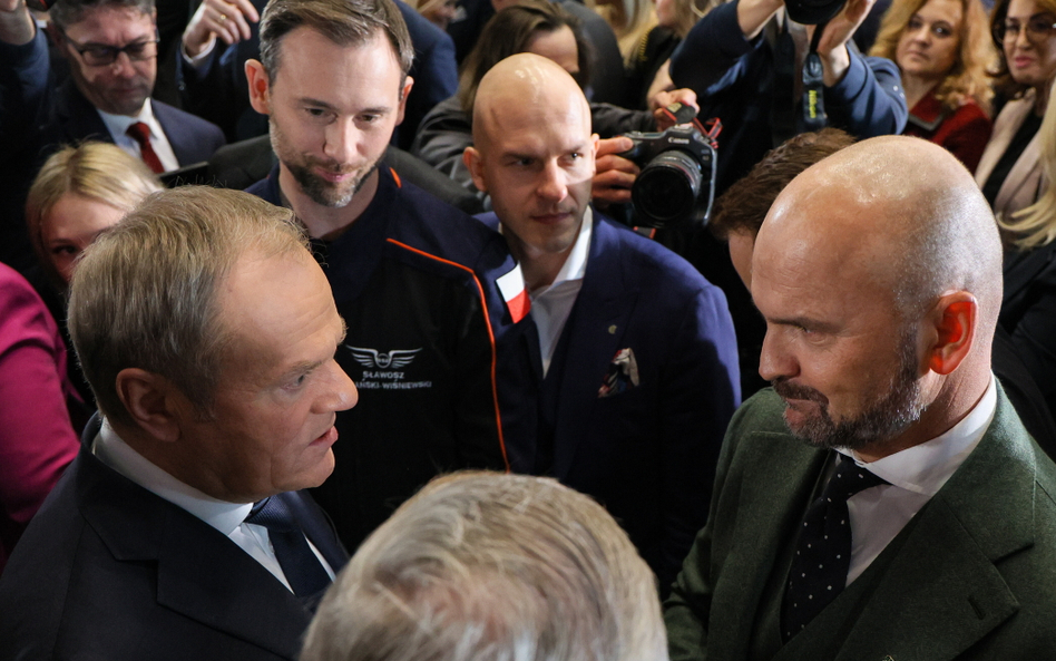 Premier Donald Tusk, astronauta Sławosz Uznański-Wiśniewski oraz przedsiębiorca Rafał Brzoska podcza