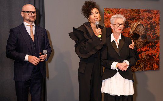 Rafał Brzoska, Omenaa Mensah i Anda Rottenberg, która na potrzeby Wielkiej Aukcji Charytatywnej przy