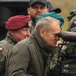 Donald Tusk obserwuje ćwiczenia w zakresie testowania elementów do budowy Tarczy Wschód.