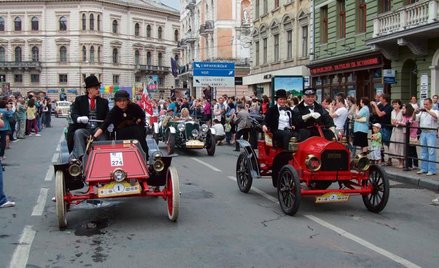 Rambler z 1903 roku M. Sankowskiego i Brush z 1911 roku T. Skrzelińskiego podczas Grand Prix Lwowa.