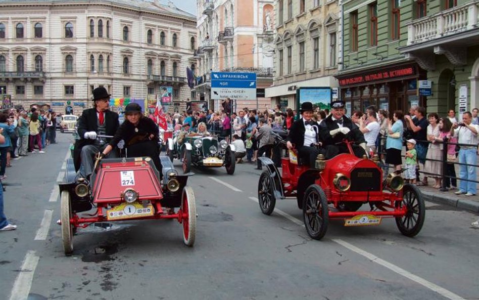 Rambler z 1903 roku M. Sankowskiego i Brush z 1911 roku T. Skrzelińskiego podczas Grand Prix Lwowa.