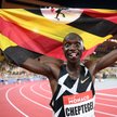 Joshua Cheptegei z flagą Ugandy po pobiciu rekordu świata w biegu na 5 km podczas mityngu Diamentowe