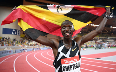 Joshua Cheptegei z flagą Ugandy po pobiciu rekordu świata w biegu na 5 km podczas mityngu Diamentowe