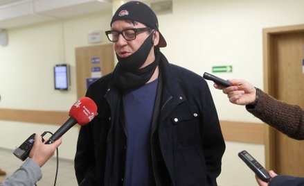 Muzyk Maciej Maleńczuk odpowiada na pytania dzienikarzy w budynku Sądu Okręgowego w Krakowie