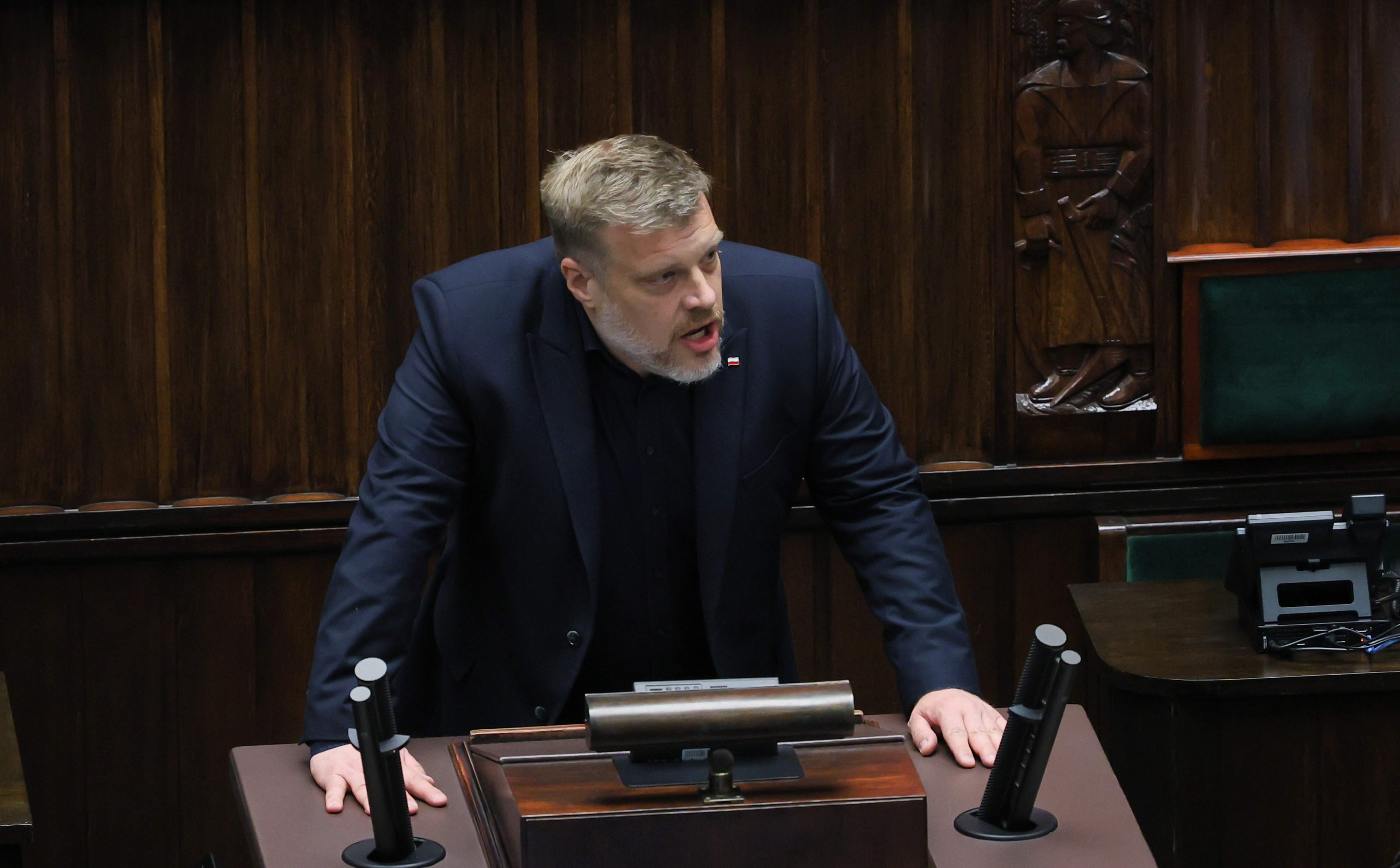 Adrian Zandberg: Szurskie teorie spiskowe. Politycy nie mogą chwiać państwem