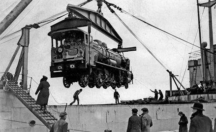 „Piłsudczykowska propaganda sukcesu”? Lokomotywy z Chrzanowa wędrują w świat via Gdynia