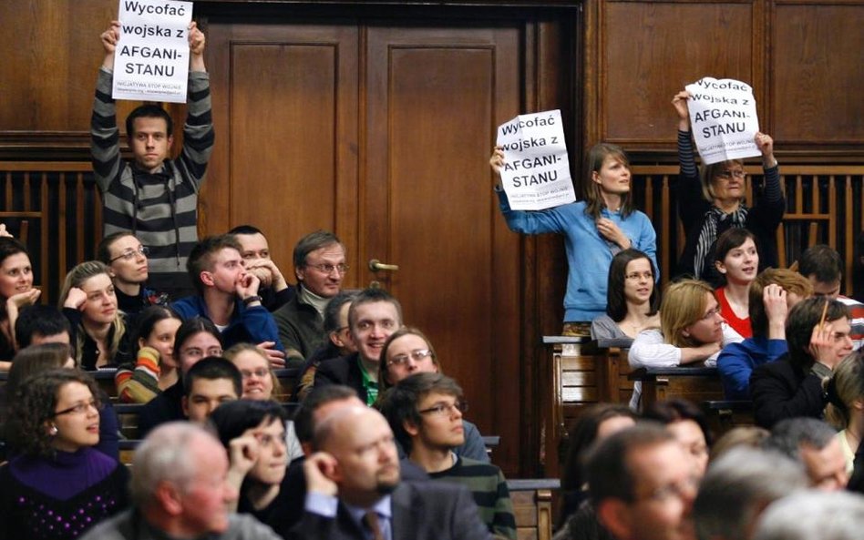 ? Trzy lata temu pacyfiści protestowali podczas wykładu Radosława Sikorskiego na UW