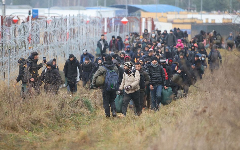 Niemieckie autokary w drodze po migrantów?  Żaryn dementuje