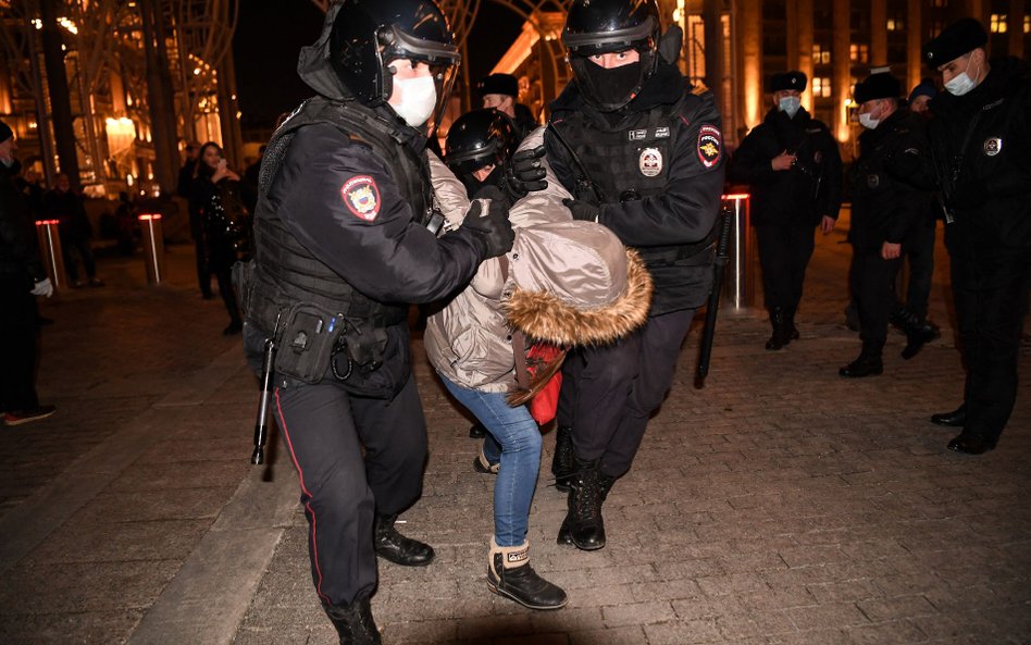 Zatrzymanie uczestniczki antywojennego protestu