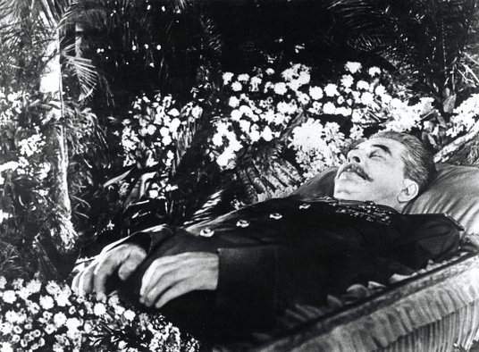 Józef Stalin zmarł 5 marca 1953 r. Po uroczystościach pogrzebowych trumna z jego ciałem została wyst