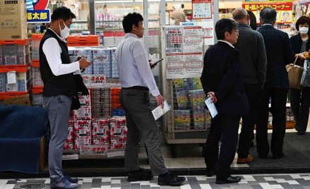 Burmistrz Osaki: Niech mężczyźni robią zakupy w czasie epidemii