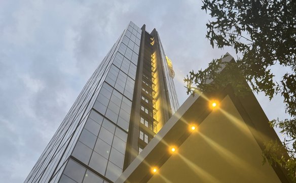 Winda jadąca na szczyt Varso Tower porusza się z prędkością 7 m/s