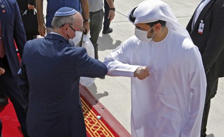 Izraelski doradca ds. bezpieczeństwa narodowego Meir Ben-Shabbat w covidowym pozdrowieniu z urzędnik