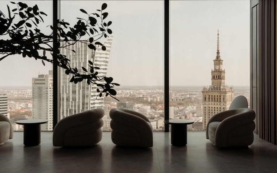 Z okien biura można podziwiać panoramę Warszawy.
