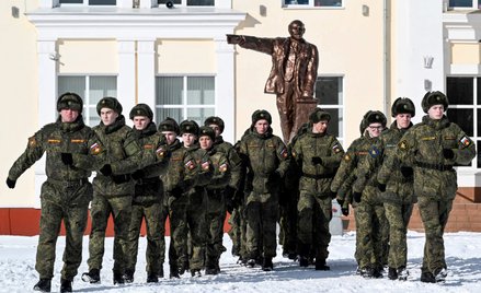 Kreml liczy, że armia zwiększy się o kolejne 400 tys. żołnierzy kontraktowych. Na zdjęciu: ćwiczenia