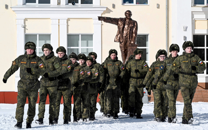Kreml liczy, że armia zwiększy się o kolejne 400 tys. żołnierzy kontraktowych. Na zdjęciu: ćwiczenia